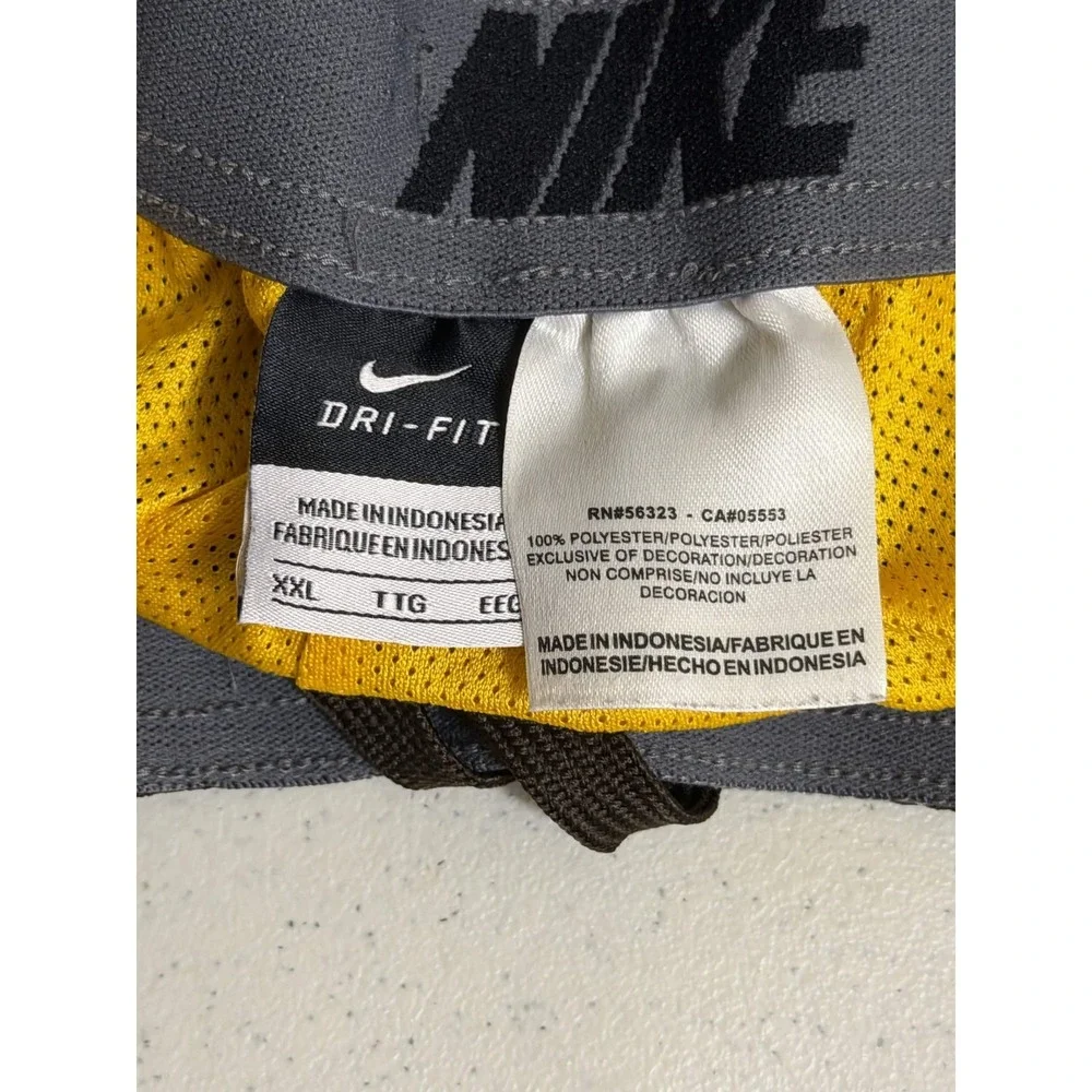 Nike Mens Wyoming Cowboys Shorts Size XXL Athletic Shorts Brown Dri-fit Solid